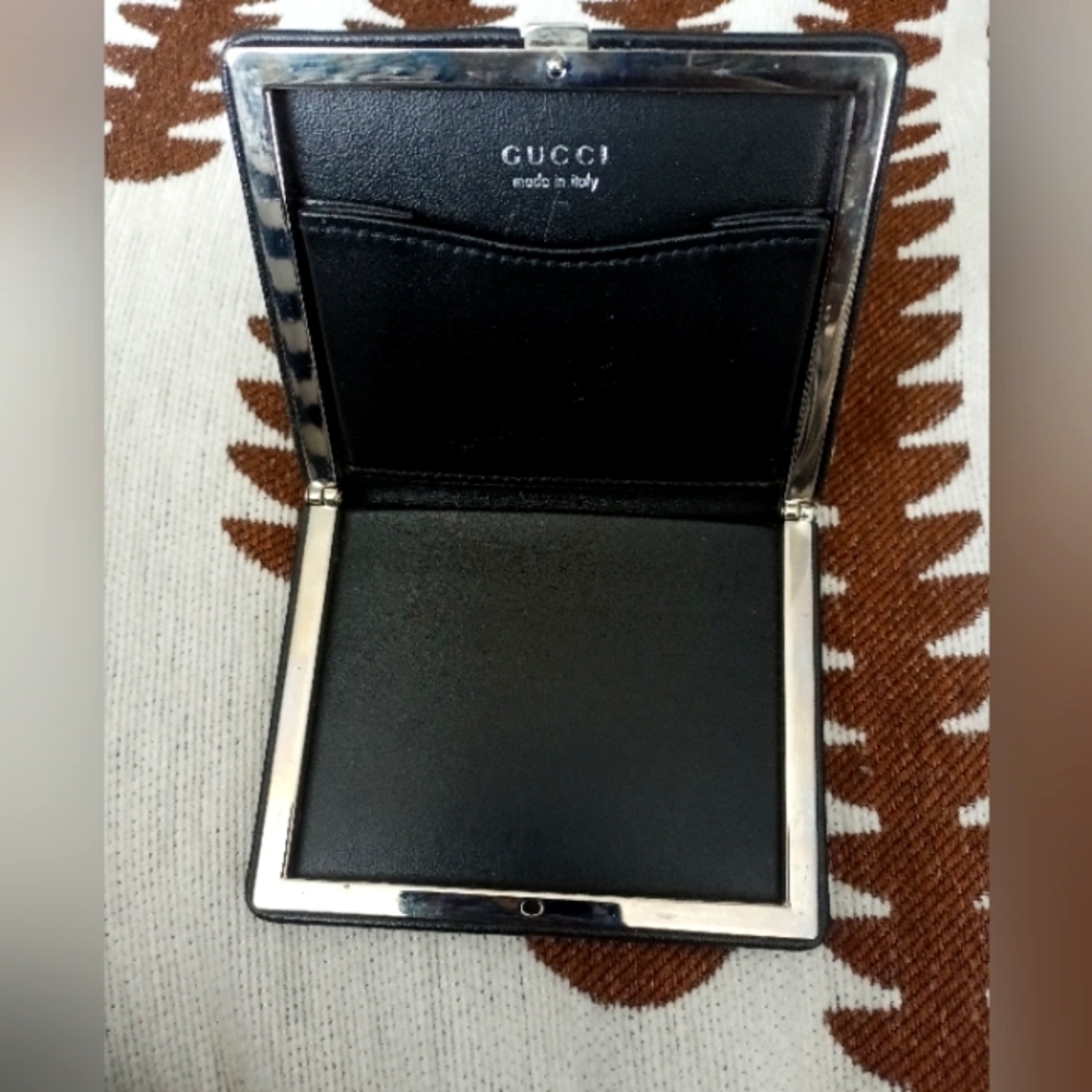 Gucci card holder that snaps (ALL OFFERS WELCOME)